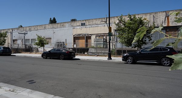 Derelict Warehouse Between La Via Apartments and Brewsters